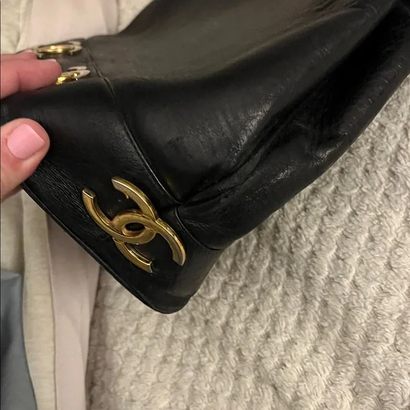 CHANEL Black bag with Gold Details - Picture 6 of 11